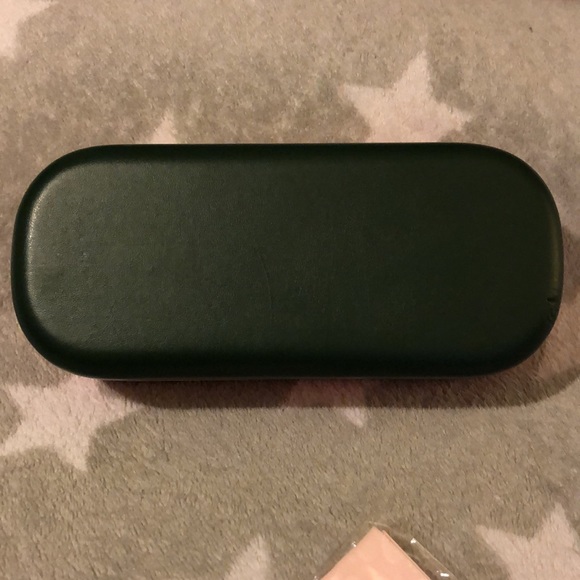 NIP- Kate Spade sunglasses case w/ cleaning cloth - Picture 4 of 5